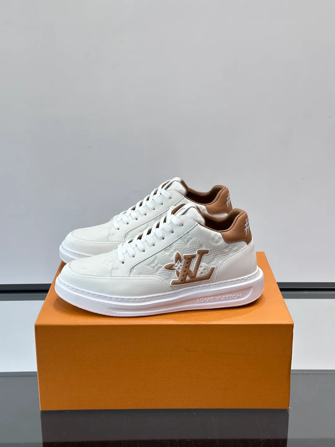 Men's shoes 💰p400 "＊OUIS ＊UITTO＊" Men's sports shoes, grained cow leather are low-key and recognizable. The rubber sole is thick and lightweight, the padded insole + technical lining make it super comfortable to wear! The main color with brown details is versatile and fashionable, and can be worn for daily leisure or business ~ LV embossing on the side of the shoe + brand logo on the sole, perfect details! size: 38-44 (45 customized)